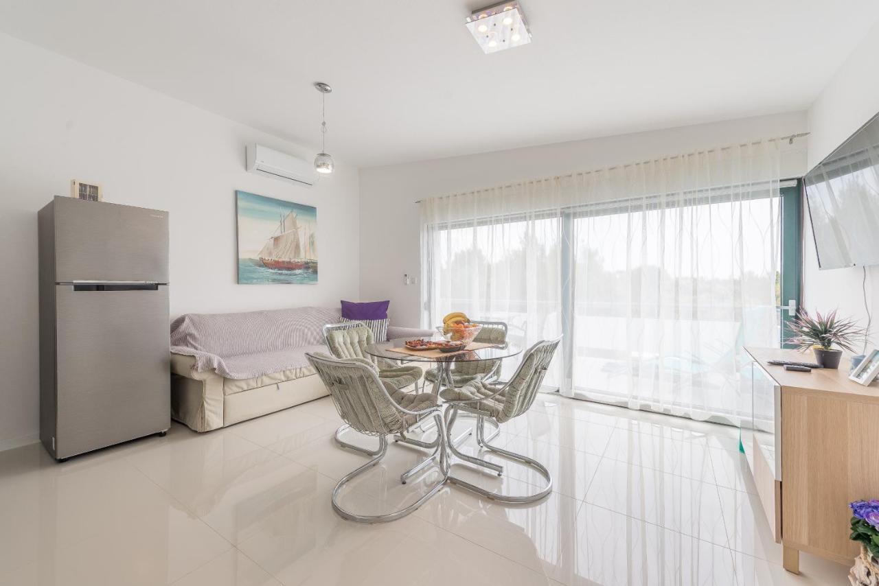 Windrose Apartments Vir Bagian luar foto