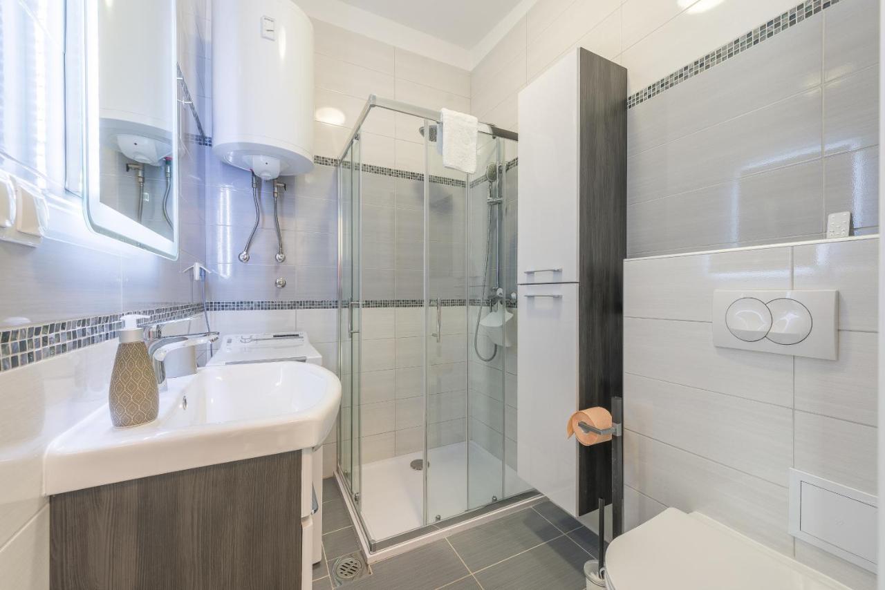 Windrose Apartments Vir Bagian luar foto