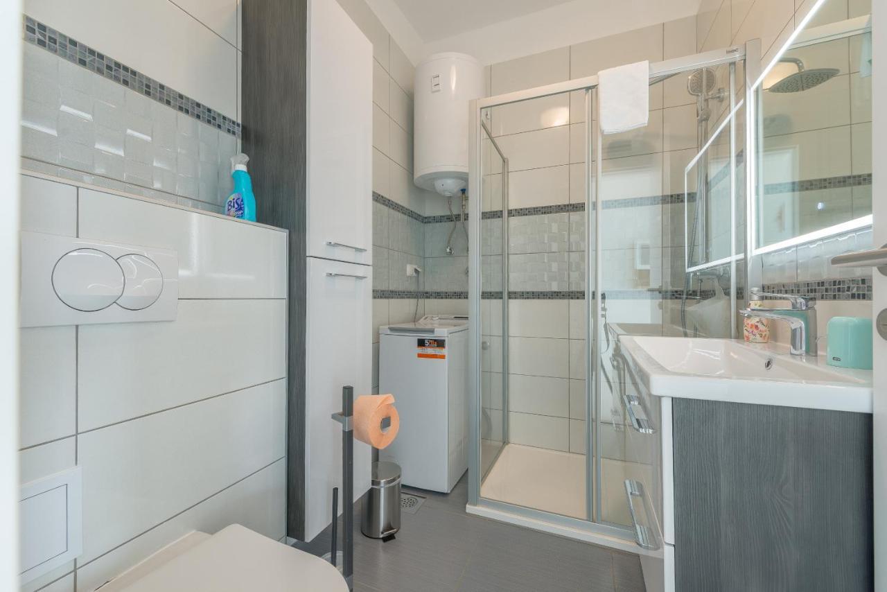 Windrose Apartments Vir Bagian luar foto